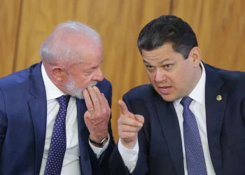 Alcolumbre calcula ter votos para fim da 6×1; Flávio quer flexibilização