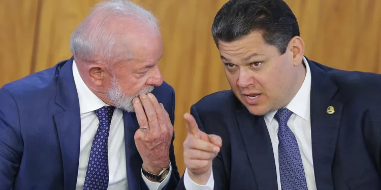 Alcolumbre calcula ter votos para fim da 6×1; Flávio quer flexibilização Alcolumbre calcula ter votos para fim da 6×1; Flávio quer flexibilização