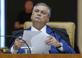 Dino manda PF investigar se houve recursos externos na campanha de Flávio