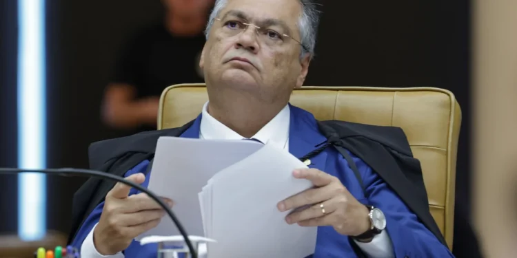 Dino manda PF investigar se houve recursos externos na campanha de Flávio