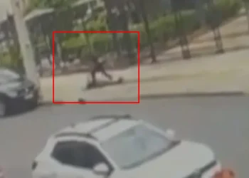 30 segundos de terror: câmera flagra professora da UFG sendo atacada em rua. Veja vídeo