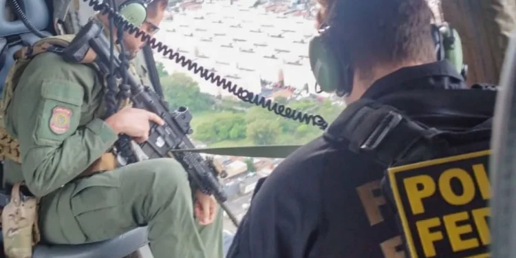 Terceirizados do Aeroporto de Guarulhos são alvo de operação contra tráfico. Veja vídeo Terceirizados do Aeroporto de Guarulhos são alvo de operação contra tráfico. Veja vídeo