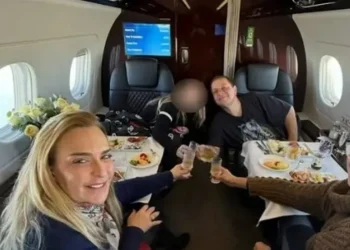 Lulinha aparece em foto com Roberta Luchsinger em jatinho de US$ 20 milhões