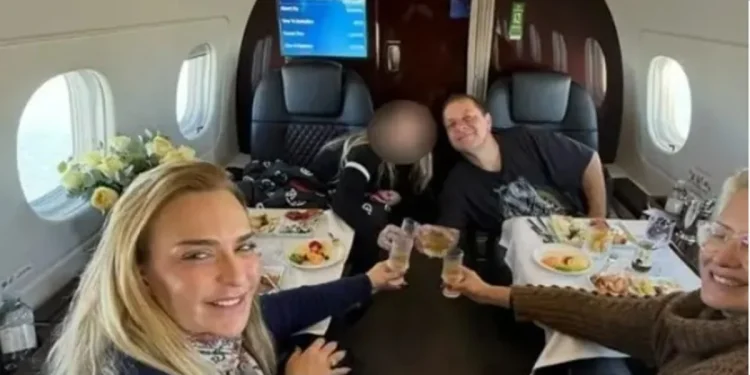 Lulinha aparece em foto com Roberta Luchsinger em jatinho de US$ 20 milhões Lulinha aparece em foto com Roberta Luchsinger em jatinho de US$ 20 milhões