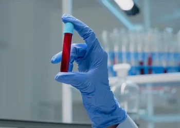 Novo exame de sangue que detecta mais de 50 tipos de câncer chega ao Brasil