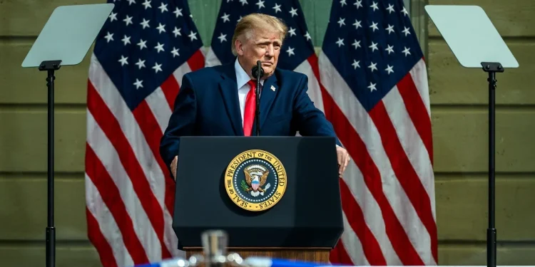 AGU pede que PF e PGR investiguem repasse de Trump à direita no Brasil AGU pede que PF e PGR investiguem repasse de Trump à direita no Brasil